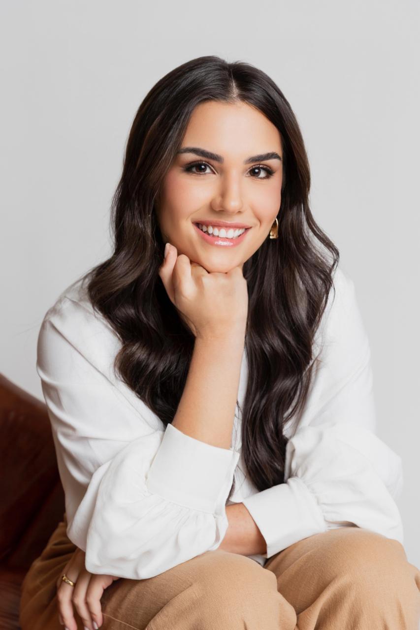 Rebecca Pontes, nutricionista materno-infantil, sorrindo em retrato profissional